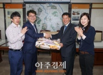 전주효자시니어클럽, 고국의 마음을 담은 한복 전달