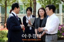 <포토> 남경필 경기도지사와 이야기 나누는 안병용 의정부시장