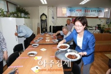 [포토] 자장면 봉사하는 문봉선 과천시의회 의장