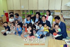 [포토] 이재명 성남시장 어린이 안고 기념포즈