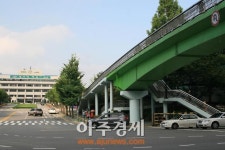 군포시 청사 앞 육교 철거 시작