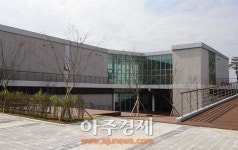 진주시립이성자미술관 개관은 했는데..학예사 관장없는 미술관?