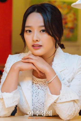 '마돈나' 권소현, 블러썸엔터와 전속계약…송중기와 한솥밥