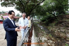 <포토> 장암천 둘러보는 안병용 의정부시장