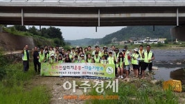 포천시,영평천 다슬기 방류로 생태계 보전추진