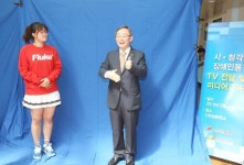 최성준 방통위원장, 인천 성동학교 찾아 시청각장애인용TV 전달