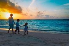 잘 자고 싶으면 바닷가 산책을...해변 산책하면 47분 더 잔다