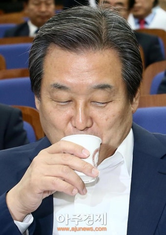 위기의 두 남자 김무성·문재인, ‘정면돌파냐, 로우키냐’…출구전략 찾기 골몰