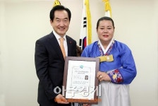 〈포토〉 의순공주대제 보유자 인정서 전달하는 안병용 의정부시장