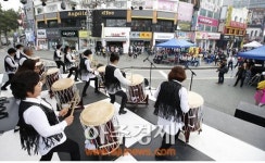 전북대 대학로 거리 축제 웃음 한 가득