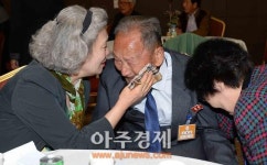 [남북 이산상봉] 하늘도 울고 누이도 울고…기약없는 생이별