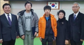 {포토} 연서면 새마을지도자회장, 학생에게 성금기탁