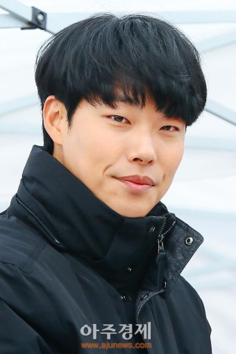[AJU포토] 류준열, '정환의 수줍은 미소' (응팔 팬사인회)