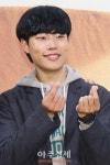 [AJU포토] 류준열, 귀여운 손하트 (꽃보다 청춘 아프리카)