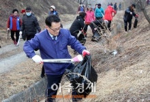 〈포토〉 봄맞이 대청소하는 홍귀선 의정부시 부시장
