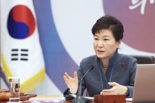 박근혜 대통령 서비스업 활성화돼야 고용률 높일 수 있어 서비스법 처리 거듭 촉구