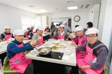 오늘 밥상 뭘 준비할까 할아버지들 즐거운 고민… 서울 양천구, 시니어 영양교실 인기