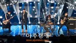 [AJU PHOTO] 리플렉스 (Reflex), 데뷔 3년 만에 첫 출연, 열정적인 무대