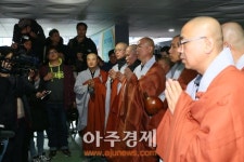 [하도겸의 차 한 잔] 승려들의 가사 장삼은 찢기면 안되나?