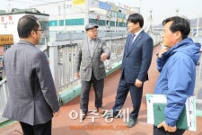 [포토] 안산시의회 홍순목 간사 수암1보도육교 문제점 설명