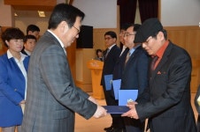 약사가수 황원태, 약물 오‧남용 전파 부산시장상 표창