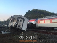 [AJU포토] 사고 당시 충격으로 넘어진 열차