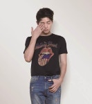 송중기도 롤링스톤스 티셔츠 좋아하지 말입니다