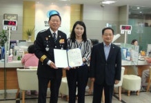 인성저축은행, 보이스피싱 예방해 감사장 받아