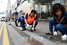 〈포토〉 도로변 잡초 제거하는 홍귀선 부시장