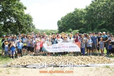[포토] 이필운 안양시장 사랑의 감자캐기 봉사 참여