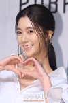 멋 좀 아는 언니 클라라 긍정적 마음과 규칙적 운동이 뷰티 비결