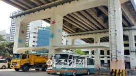 군포시 ‘책과 철쭉’ 옷 입은 전철교각 눈에 띄네