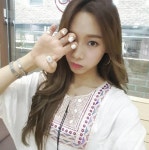 베스티 유지, 화보같은 일상 컷 내 네일 어때요?