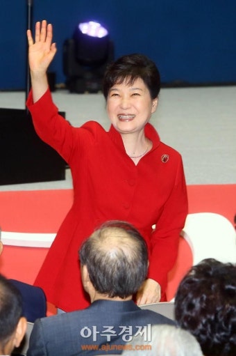 [아주동영상] 새누리당 전당대회, 강렬한 빨간색 옷 입은 박근혜 대통령