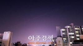 [AJU PHOTO] 굉장한 회오리 꼬리 남기며 떨어지는 별똥별 포착