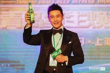 안젤라베이비의 남자 황샤오밍, 칭다오 생맥주 세계에 알린다