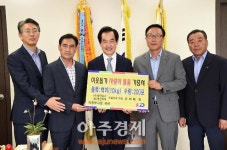 〈포토〉 추석맞이 쌀 기증서 받는 안병용 의정부시장