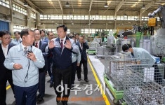 주형환 산업부 장관, 스마트공장 구축 중인 동양피스톤 방문