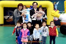 〈포토〉 영아 체험전 찾은 안병용 의정부시장
