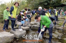 [포토] 여수천에 민물고기 방류중인 이재명 성남시장