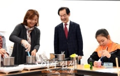 〈포토〉 몽실학교 온마을잔치 찾은 안병용 의정부시장