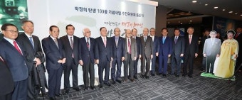 세종대왕 옆에 박정희 동상?..최순실 난리인데 탄생 100돌 기념 추진