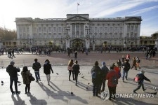 궁전 보수는 여왕 돈으로 영국 온라인 청원 13만명 넘어