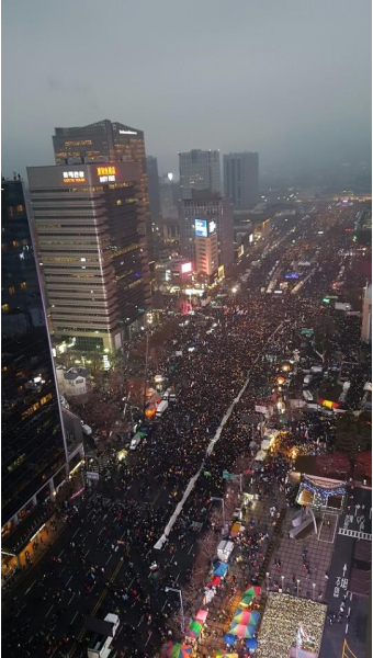 [5차 촛불집회] [사진] 광화문 광장에서 시청 광장까지 이어지는 인파 행렬