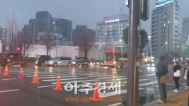 [5차 촛불집회]광화문 방면 도로 폐쇄, 걸어서 이동하는 시민들