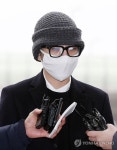 경찰 출석 기내난동 피의자 임씨, 마스크로 얼굴 가린채 인정하지만… 