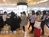 [르포] 롯데면세점 월드타워점 가보니…설화수 매장 ‘북적’ “샤넬은 안 열었네”