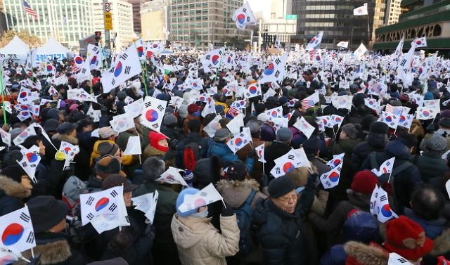 윤석열 대통령 탄핵 반대 집회, 서울과 부산서 열려 갈등 격화