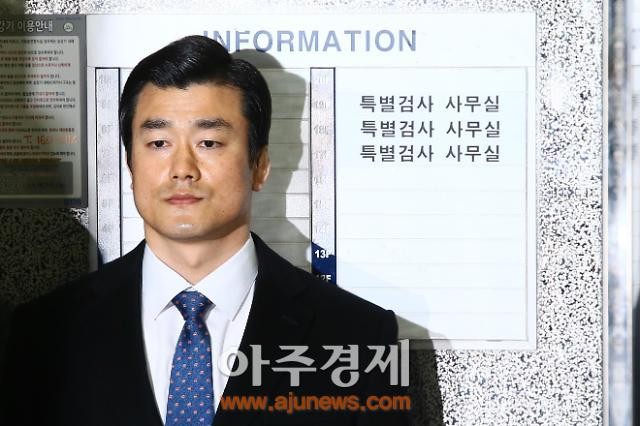 김건희 여사의 수행비서, 유경옥 전 행정관이 민중기 특검팀 소환 조사에 출석하여 묵묵부답 대응하기 시작함.