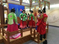 인천 월미공원에서 언제든지 전통한복 체험하세요.